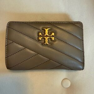 Tory Burch Quilted Card Holder with Gold Logo — Taupe